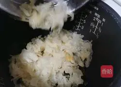 Illustration of how to make peach gum, white fungus and millet porridge 6