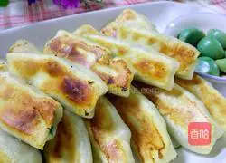 Illustration of how to make three fresh pot stickers 14