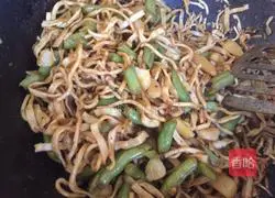 Illustration of how to braise noodles in iron pot 6