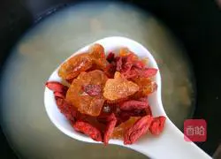 Illustration of how to make rock sugar lily porridge 6