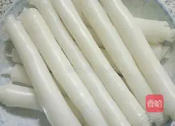 Illustration of how to roll rice noodles with scallion oil 2