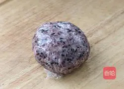 Illustration of how to make black rice, cheese and meat floss rice balls 7
