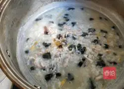 Illustration of how to make preserved egg and lean meat porridge 12