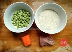 Illustration of how to make green bean, carrot and meat porridge 1
