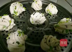 Illustration of how to make chive rolls 12