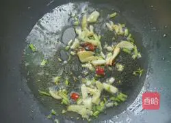 Illustration of how to make braised noodles with garlic moss 3