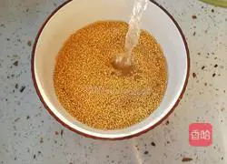 Illustration of how to make ginger, sea cucumber and millet porridge 2