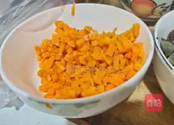 Illustration of how to make preserved egg and lean meat porridge 2