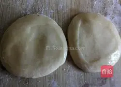Illustration of how to make spring roll skins 4