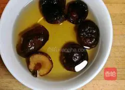 Illustration of how to make mushroom and chicken porridge 1