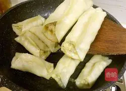 Illustration of how to make family version of pot stickers 13