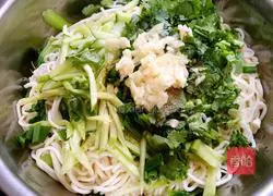 Illustration of how to make cold noodles with peanuts 8