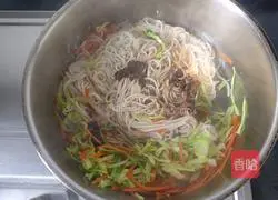 Illustration of how to make fried vegetarian rice noodles 10