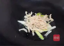 Illustration of how to make fried rice noodles with shredded chicken 3