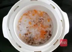 Illustration of how to make carrot, mushroom and chicken porridge (baby food supplement) 9