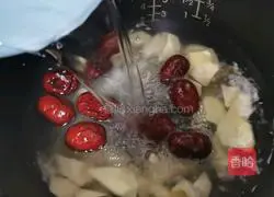 Illustration of how to make mung bean, lily and red date porridge 7