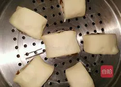 Illustration of how to make raisin flower rolls 3