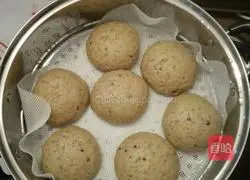 Illustration of making homemade low-sugar ten-grain rice steamed buns with bread machine 10