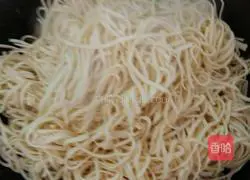 Illustration of how to make braised noodles with pork belly and beans 4