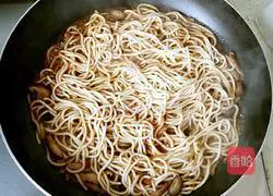 Illustration of braised noodles with mushrooms 15