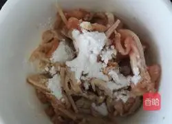 Illustration of how to make lean meat and preserved egg porridge 3