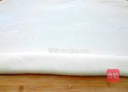 Illustration of how to make milk-flavored flower rolls 10