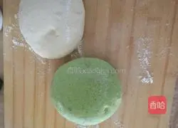 Illustration of how to make two-color flaxseed pink flower rolls 2