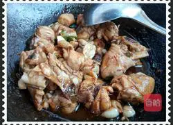 Illustration of how to make claypot rice with mushrooms and chicken legs 3