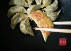 Illustration of how to make fried pot sticker dumplings 10
