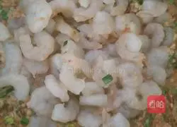 Illustration of how to make leek and shrimp pot stickers 1