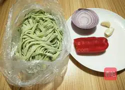 Illustration of how to make spicy spinach cold noodles 1