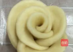 Illustration of how to make a rose roll 8