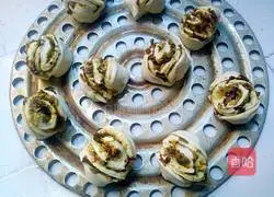 Illustration of how to make lily rolls 11