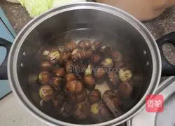 Illustration of how to make healthy chestnut barley porridge 2