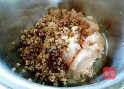 Illustration of how to make mushroom and chicken pot stickers 4