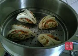 Illustration of how to make carrot and grilled sausage rolls 15