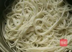 Illustration of how to make spicy rice noodles 2