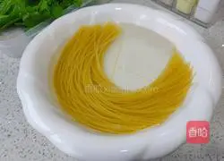 Illustration of how to make hoof rice noodles 3