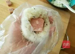 Illustration of how to make red sausage rice balls 8