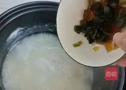 Illustration of how to make preserved egg and lean meat porridge 10