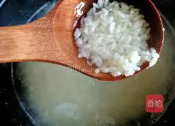 Illustration of how to make carrot and minced meat porridge 8