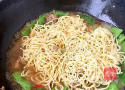 Illustration of how to make braised noodles with lentil short ribs 4