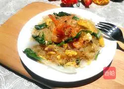 Illustration of how to make fried rice noodles with eggs 11