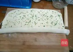 Illustration of how to make scallion rolls 10