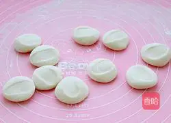 Illustration of how to make pork and green onion pot stickers 12