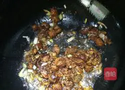 Illustration of making potato and kidney bean braised noodles 4