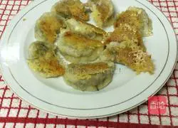 Illustration of how to make frozen dumplings into golden pot stickers 5