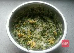 Illustration of how to make spring rolls with chives, eggs and vermicelli 13