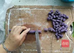 Illustration of making homemade taro and potato balls 3