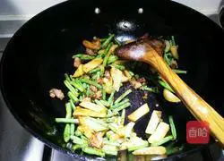 Illustration of how to make braised noodles with potatoes and beans 4